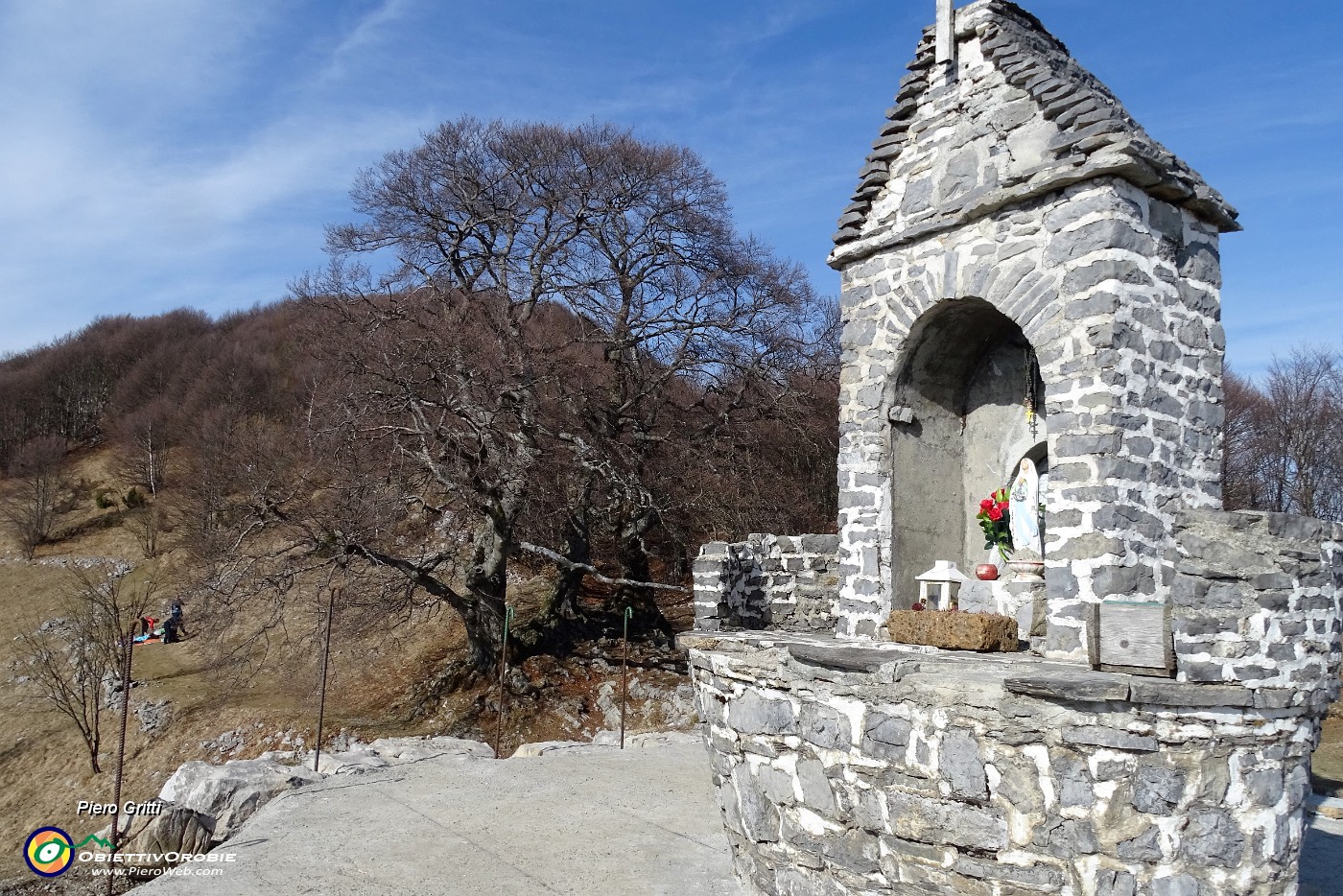 97 Il tempietto con Madonnina e i Tre Faggi.JPG